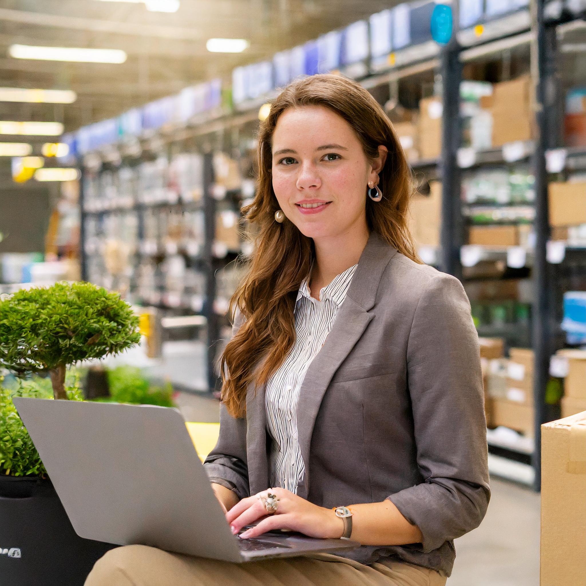 Marketing-Spezialistin in einem modernen Büro